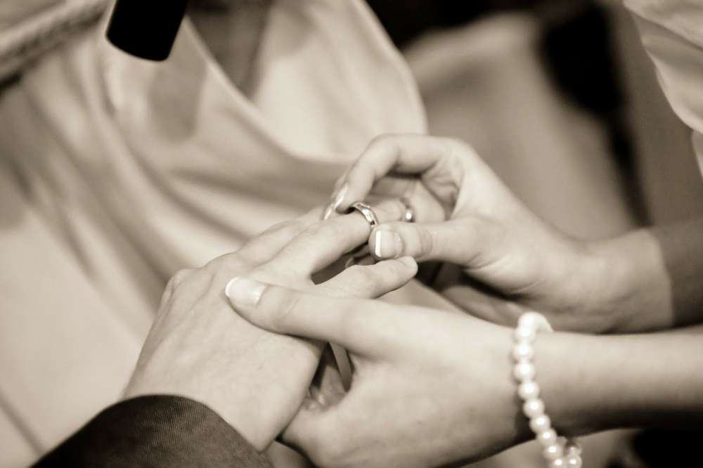 Report: Complaints filed to Foreign Ministry over sham weddings