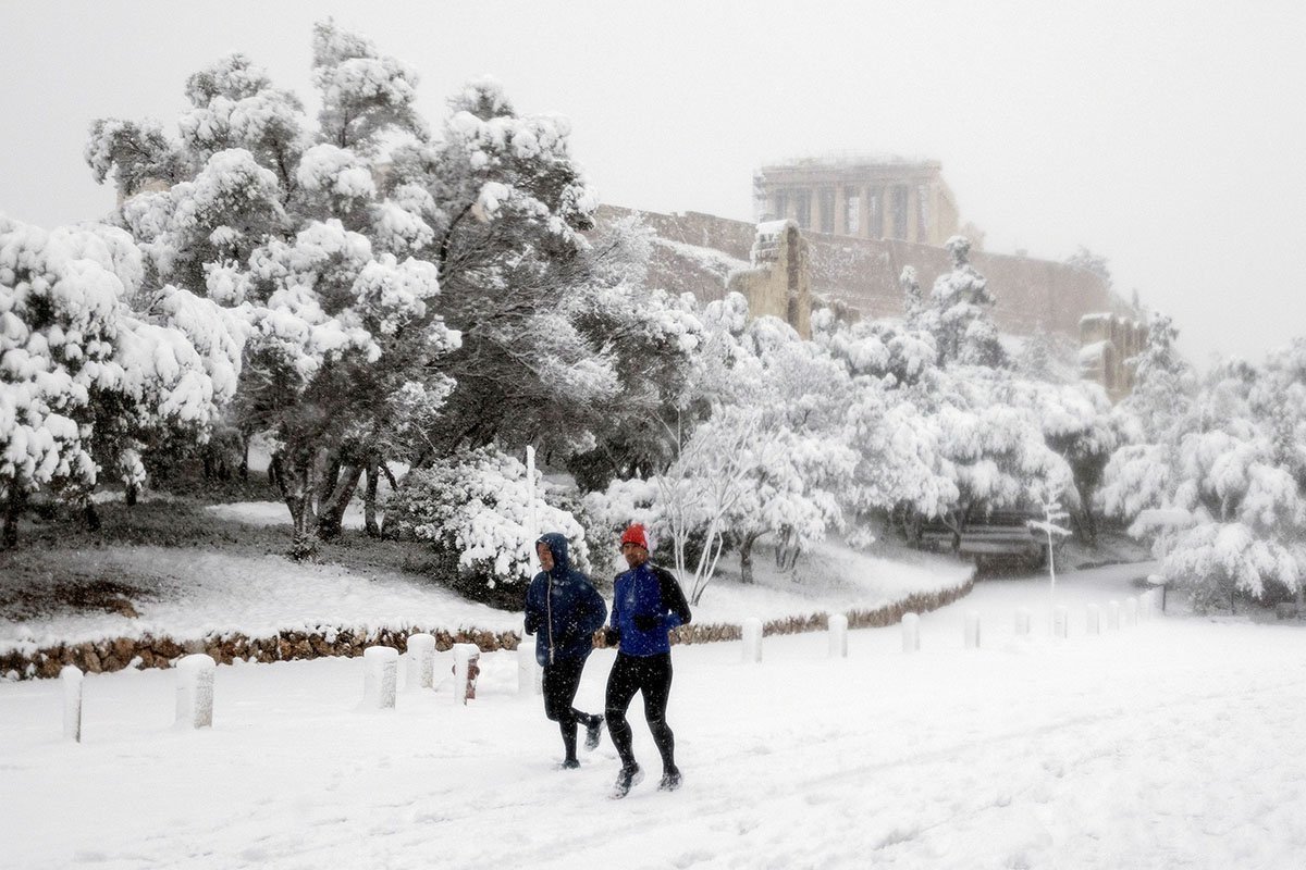 Snow In Athens People flock to the mountains as temperatures are below zero, cold ...