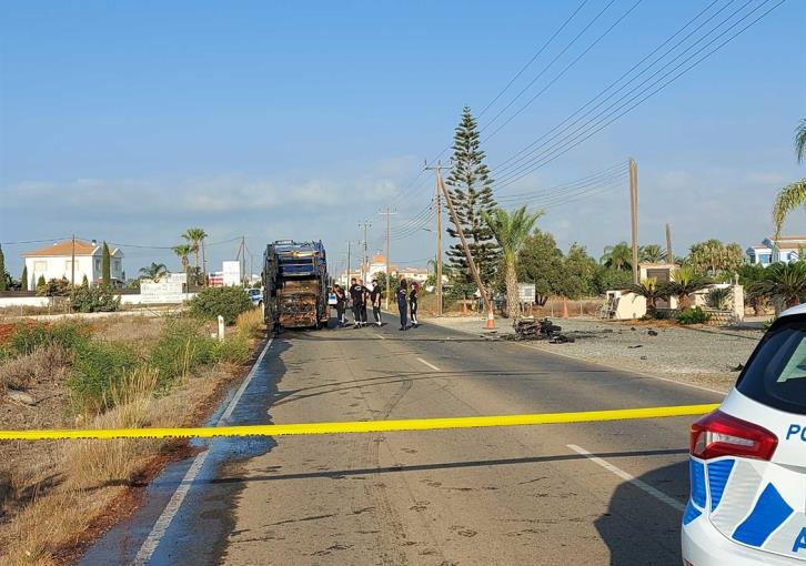 Man, 25, dies after his motorcycle crashes into garbage truck | en ...