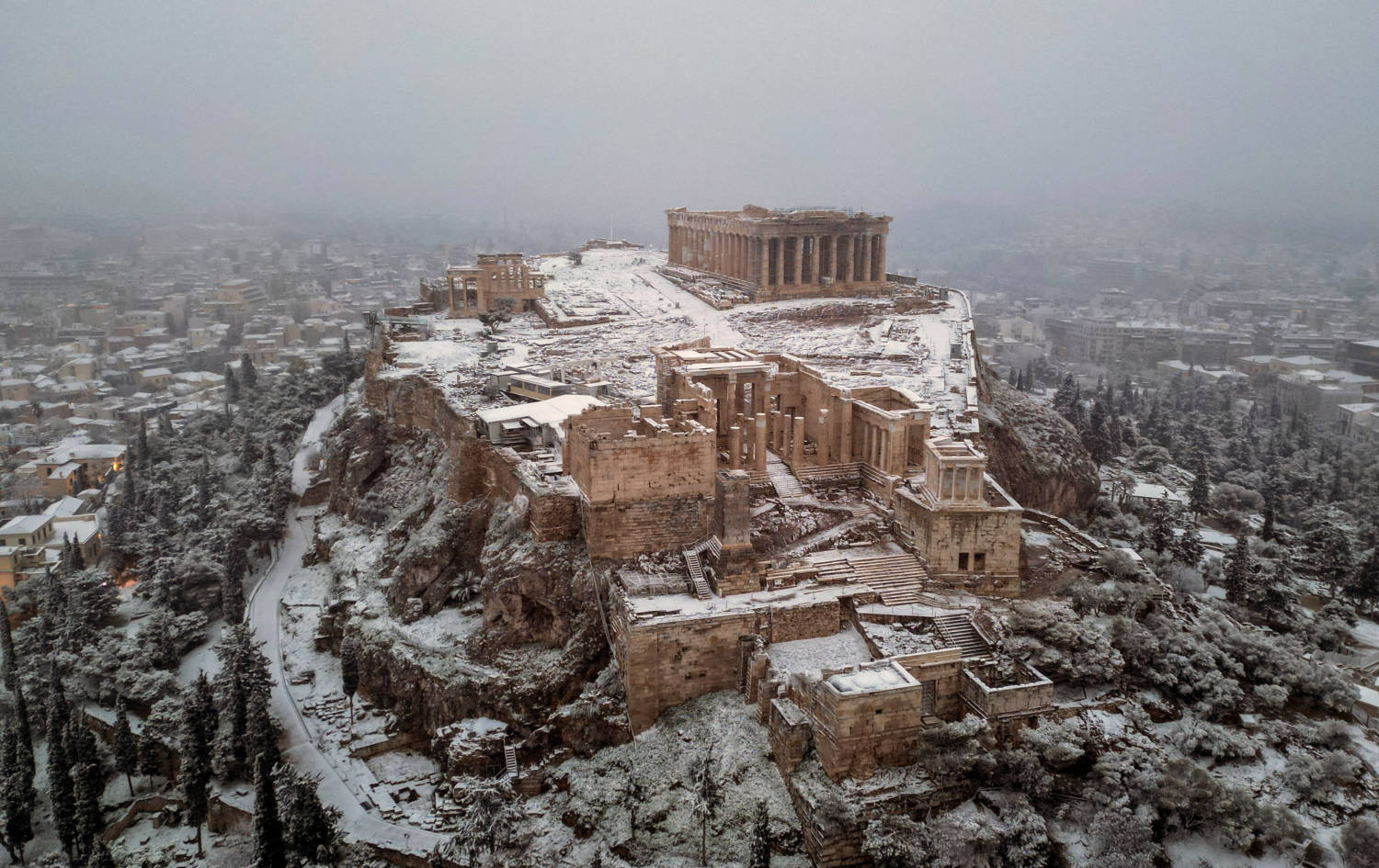 Snow In Athens Schools, shops in Athens to remain closed also on Tuesday due to severe ...