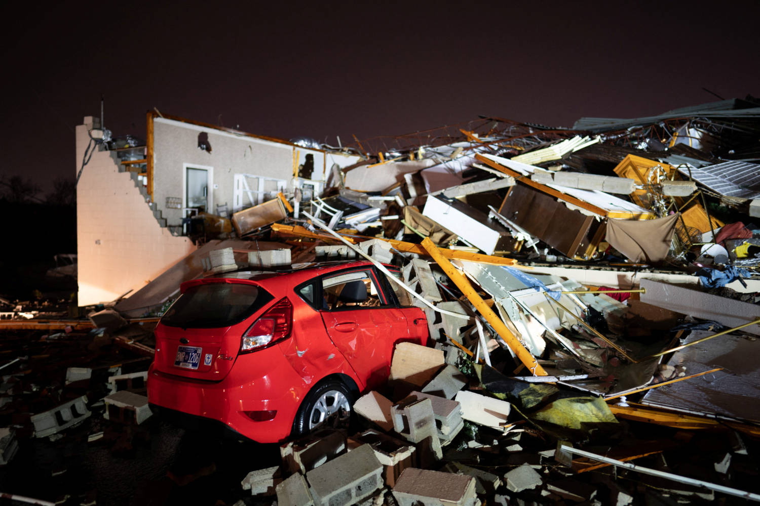 Tennessee tornadoes leave at least 6 dead, tens of thousands without ...
