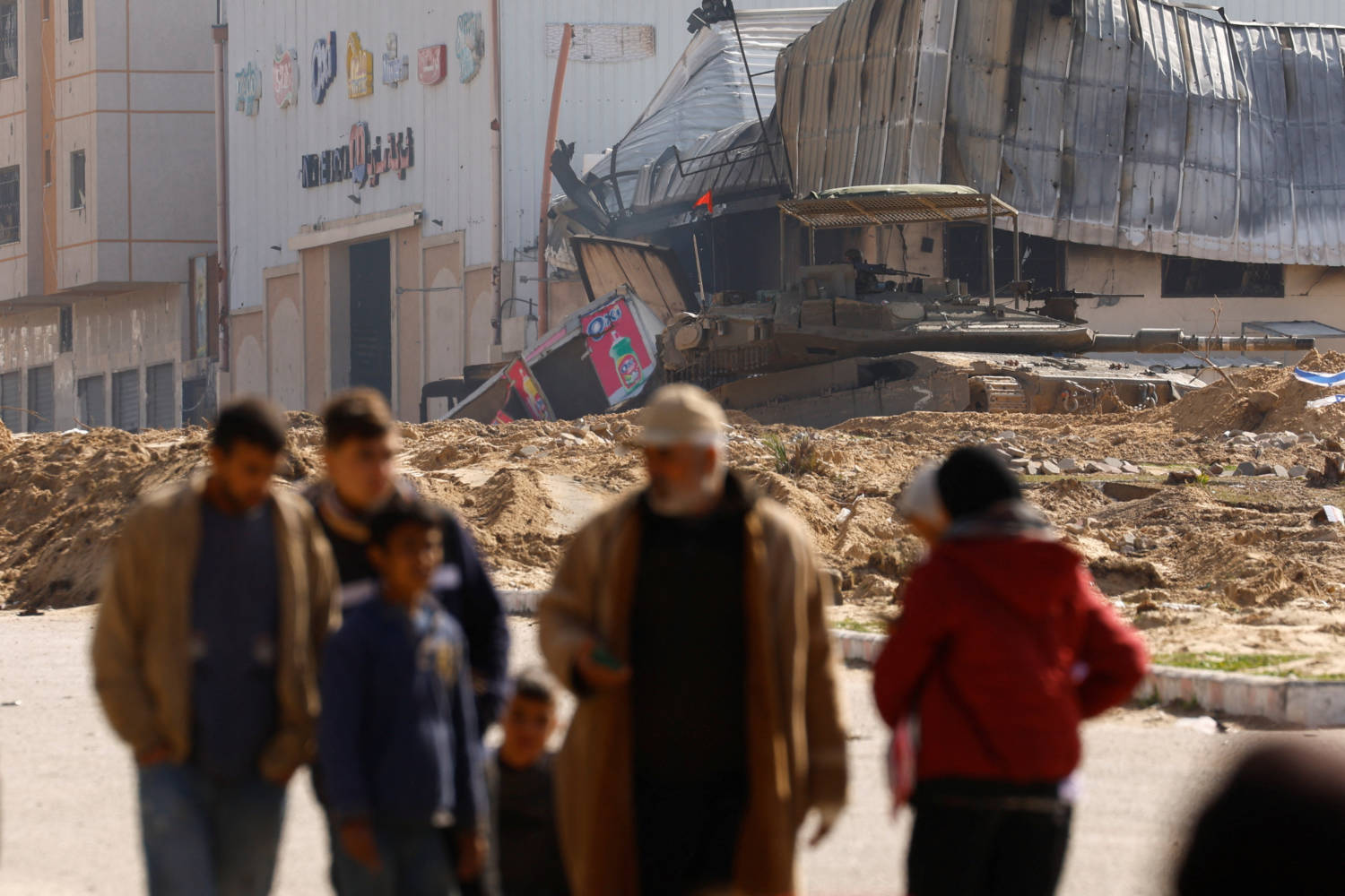 Palestinians Fleeing Khan Younis Move Towards Rafah