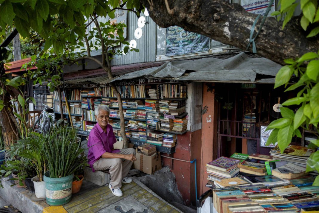 Philippine 'library home' stacked with books to inspire reading | en ...
