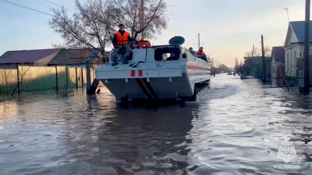 Russia, Kazakhstan evacuate over 100,000 people amid worst flooding in ...