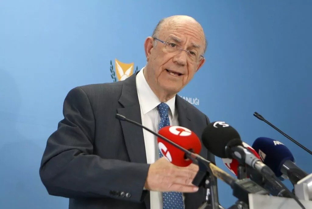 Makis Keravnos Ekklisi Stis Trap