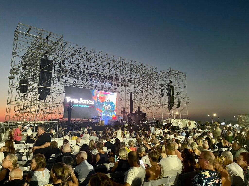 Tom Jones enthrals Larnaca crowd in debut Cyprus concert [VIDEOS] | en ...