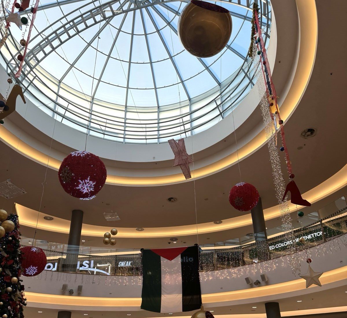 Bds Action Inside The Mall