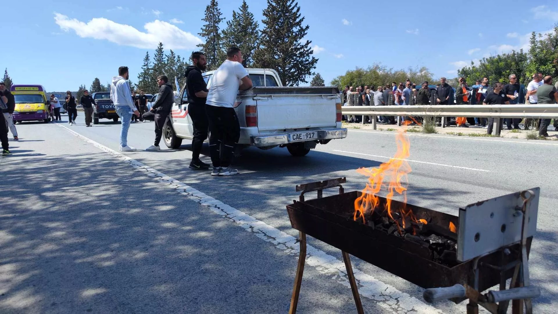 Parliament To Hold Emergency Meeting After Hunters' Protest Paralyses Motorway