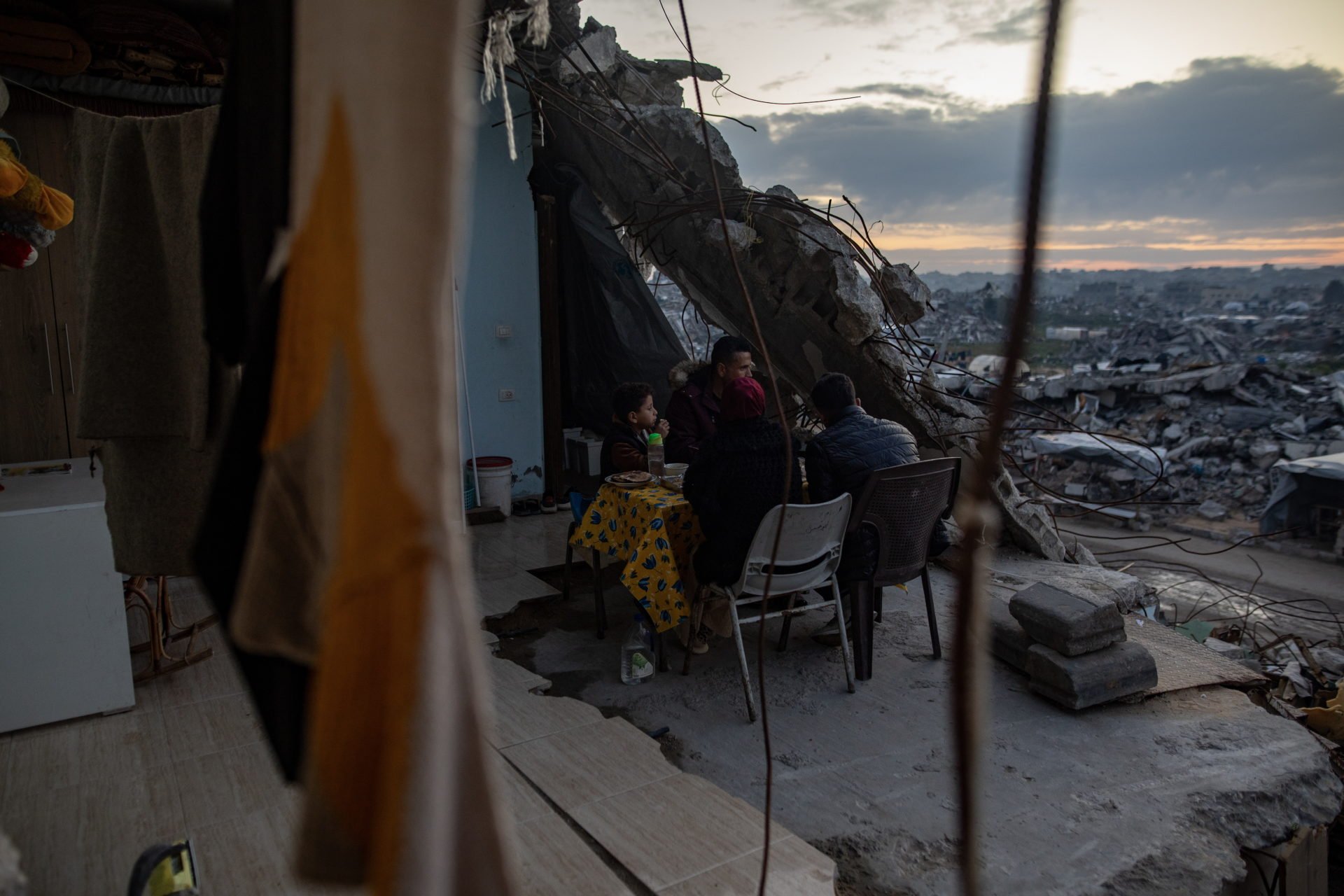 Palestinian family in Gaza gathers for Iftar between rubble of their ...