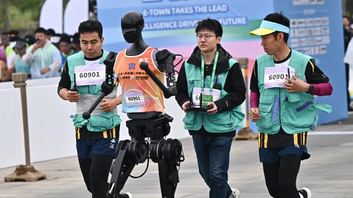 Humanoid Robot Half Marathon Mak