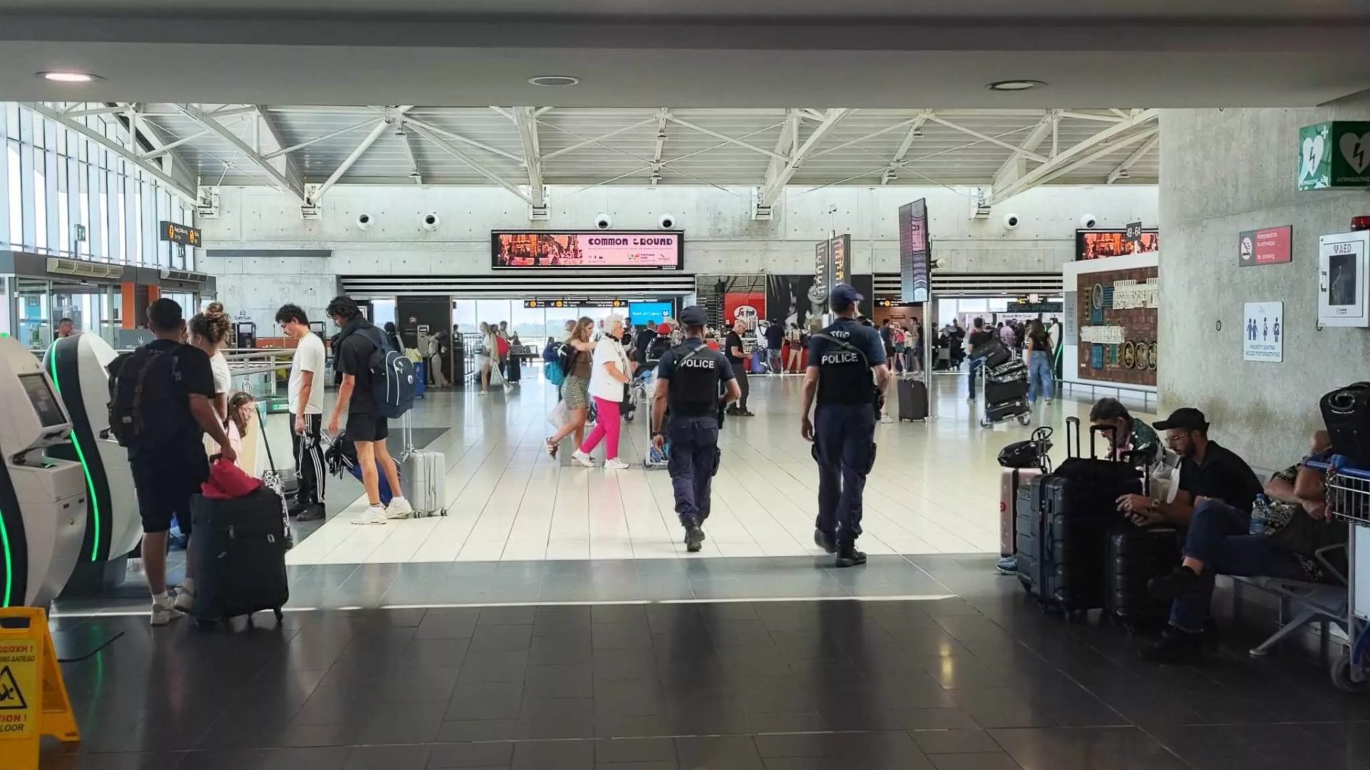 Larnaca Airport Becomes Packed Evacuation Hub For Israelis And Foreign Nationals (videos)