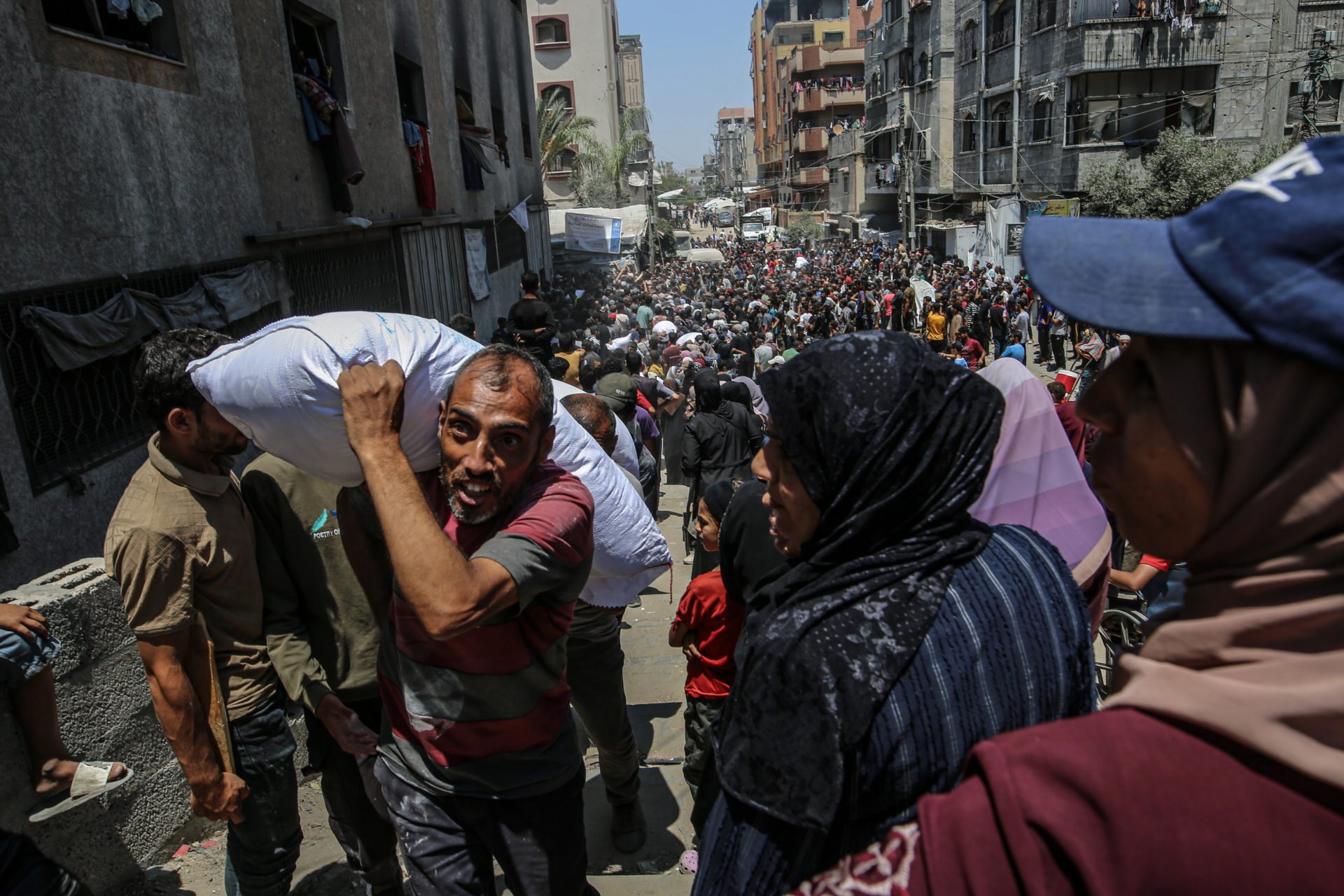 Displaced Palestinians Receive Aid Through The Wfp