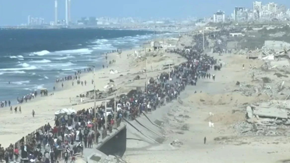 Thousands Of Palestinians Walk North Through Gaza As Ceasefire Takes Effect