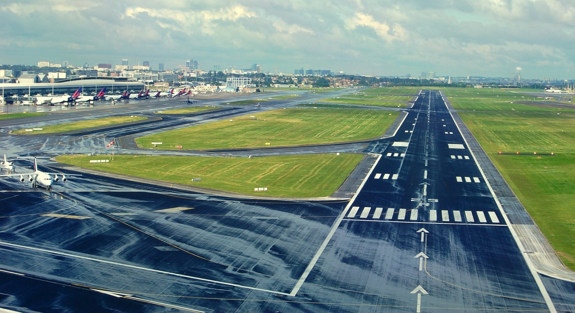 2048px Brussels Airport Runway 25 R