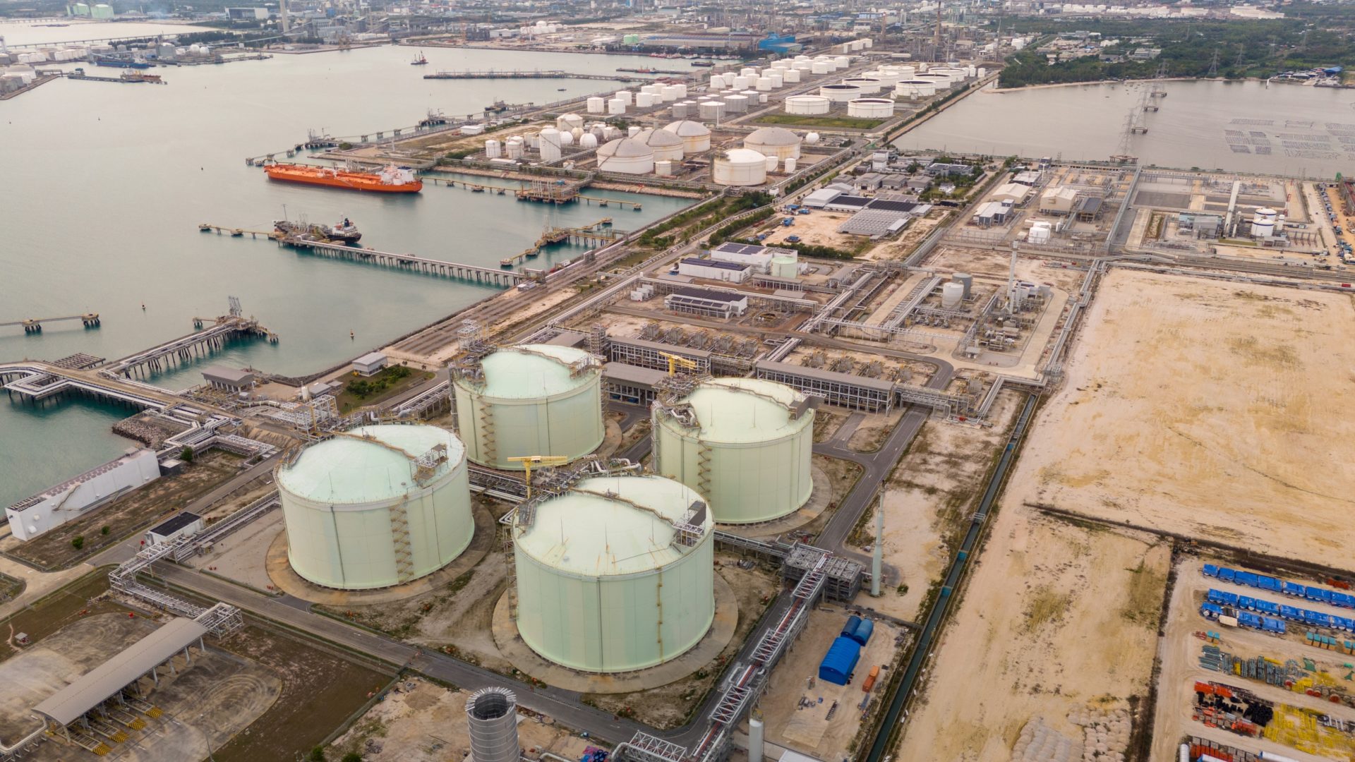 Lng,storage,tanks,and,terminal,facility,at,dusk,,showcasing,large