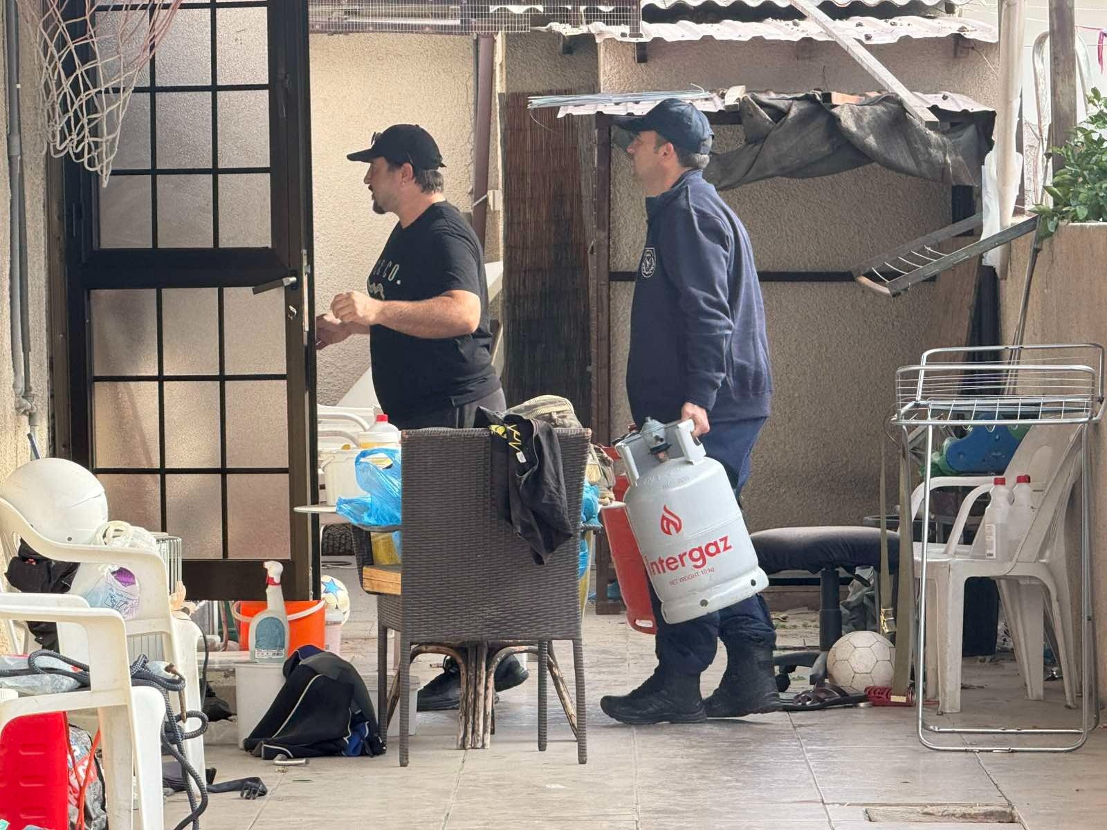 Limassol Woman Hands Over Gas Canisters But Refuses To Leave Home, Threatens Self Harm