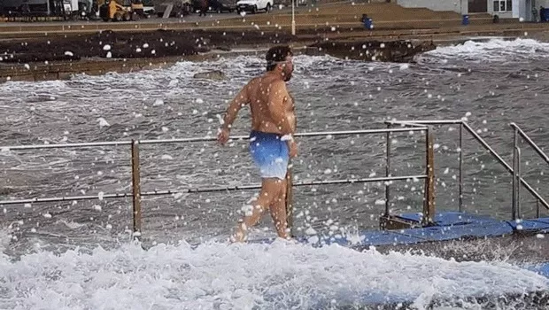 Xristougenna Mesa Sti Thalassa Stin Kato Pafo