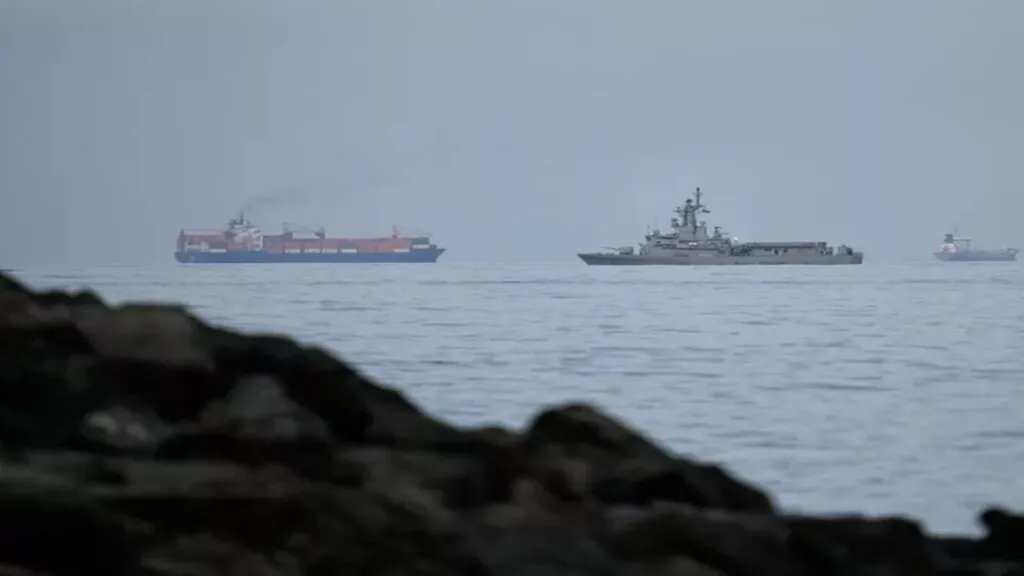 Iran Warns Us Forces Not To Enter Strait Of Hormuz As Trump Pledges To Escort Stranded Ships