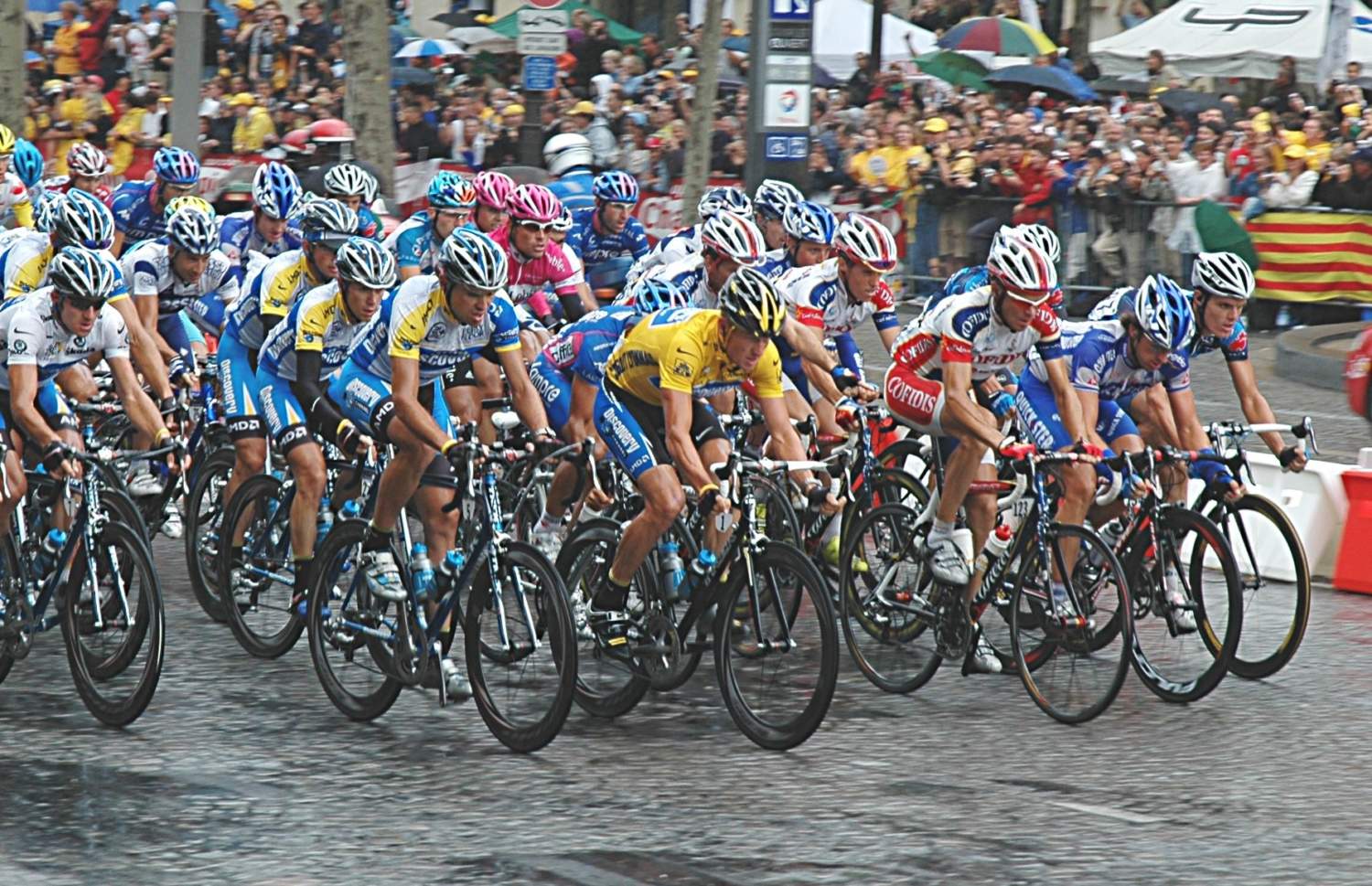 Lance Armstrong And The Yellow Jersey And It Looks Like Jan Ullrich Behind Him 2c First Loop Of The Final Stage Paris Flickr Spiderman 28frank 29