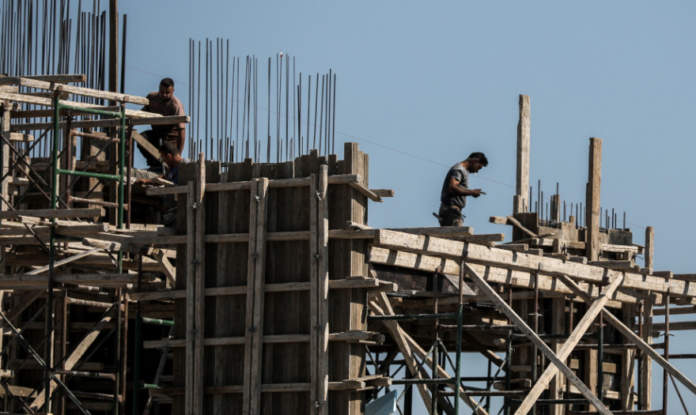 Outdoor Work Halted At Midday As Heat Warning Stays Orange